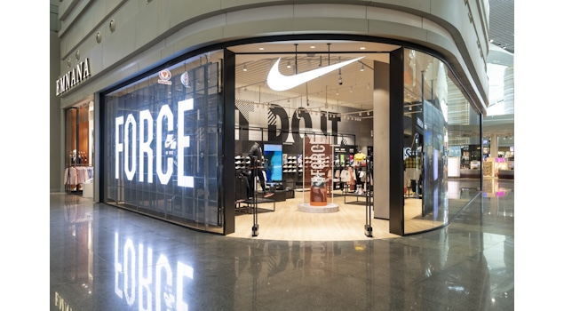 A unique shopping experience awaits the passengers of Istanbul Airport (IST). The Nike store sets in a location on the central square of this 55,000 square meter big shopping centre. The store design by Studio Königshausen is inspired by the lifestyle of modern sport and features transparant interactive screens that bring the facade to life. We developed this store dealing with the challenge of the restricted material usage behind customs where fire rating is an important factor.